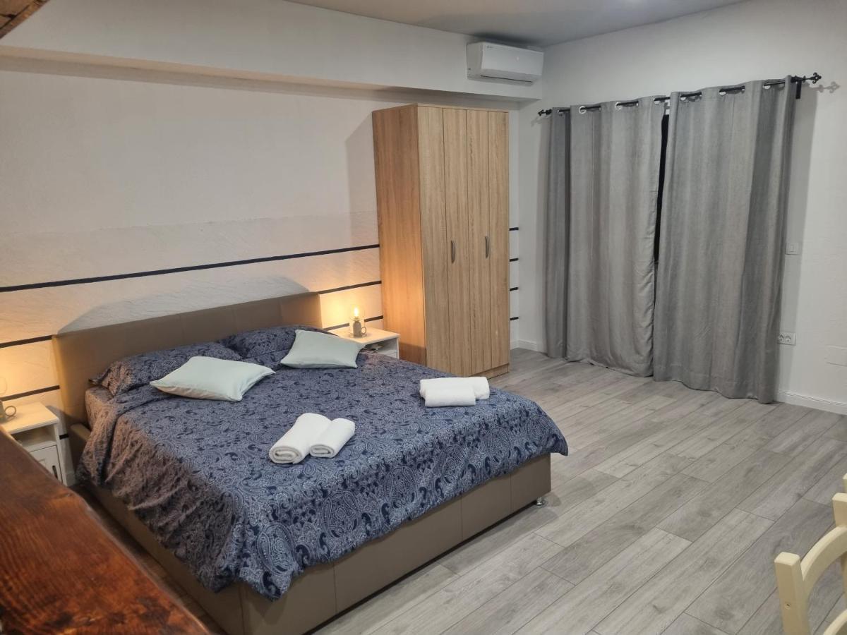 Rooms And Apartment Feral Rovinj Bagian luar foto