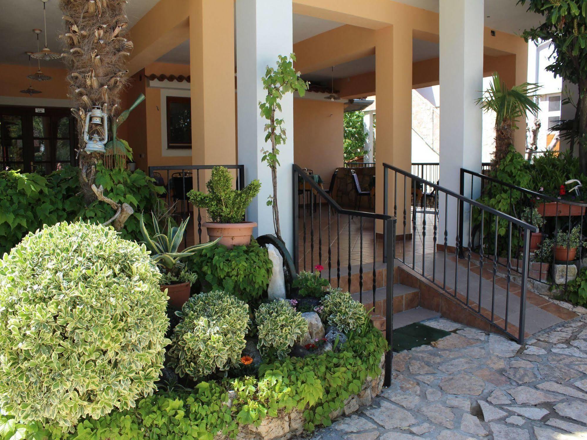Rooms And Apartment Feral Rovinj Bagian luar foto