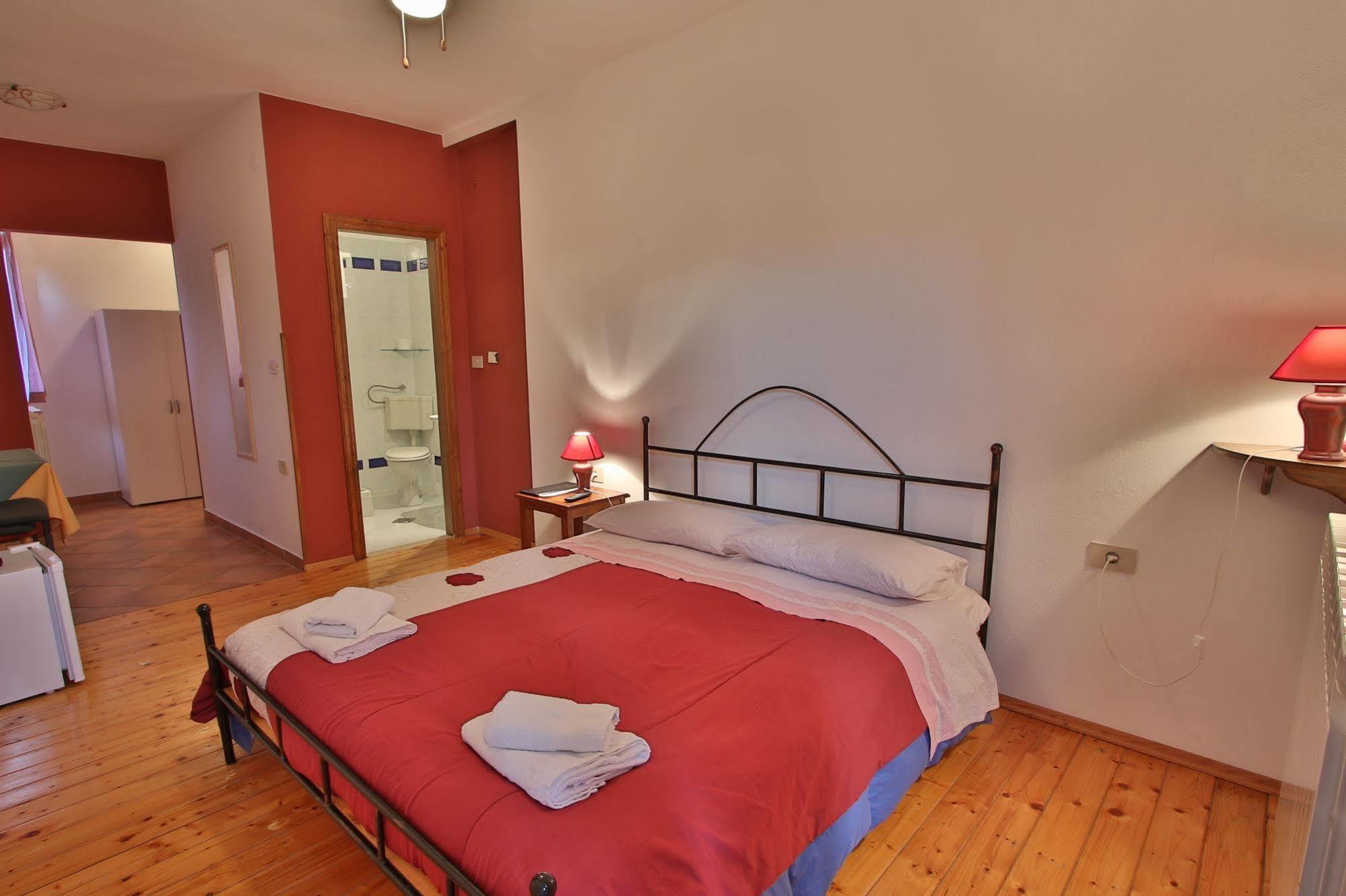 Rooms And Apartment Feral Rovinj Bagian luar foto