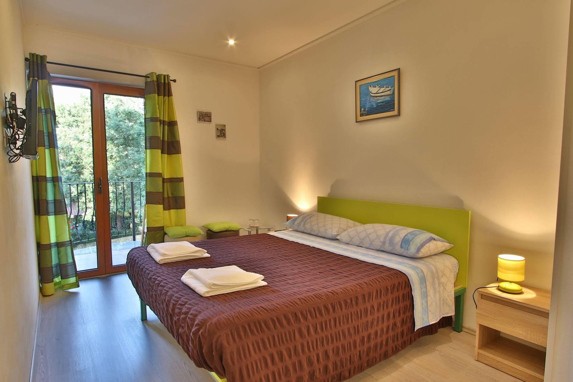 Rooms And Apartment Feral Rovinj Bagian luar foto